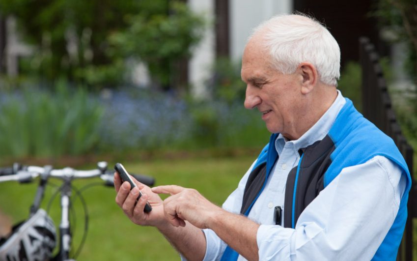 Mobile Rentner sollten für den Notfall immer ein Handy dabei haben. (Bild: Baser International)