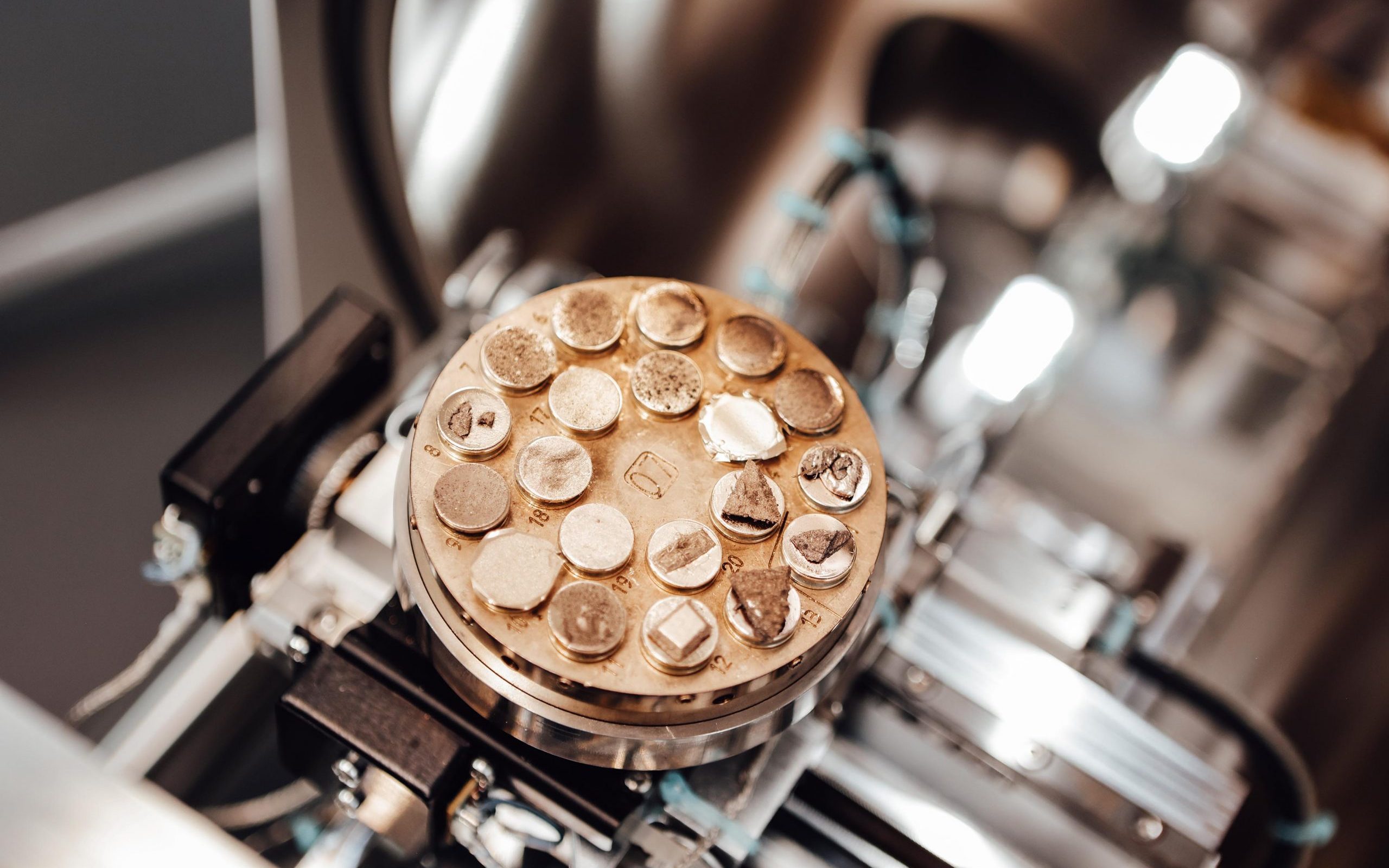 CRB_Materialproben_Rasterelektronenmikroskop CRB Analyse Service prüft im Labor Proben auf Asbest und künstliche Mineralfasern. (Bildrechte: CRB Analyse Service GmbH)