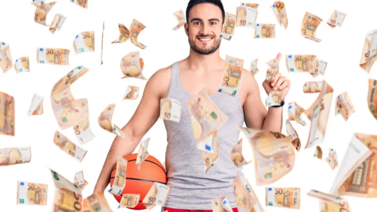 Ein junger Mann hält einen Basketball zwischen Arm und Hüfte. Um ihn herum fliegen viele 50€-Scheine.