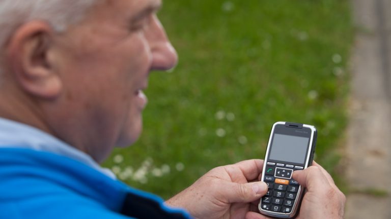 Gadgets wie das Helpphone Luna verbinden Familien über große Distanzen. | Bild: Baser International