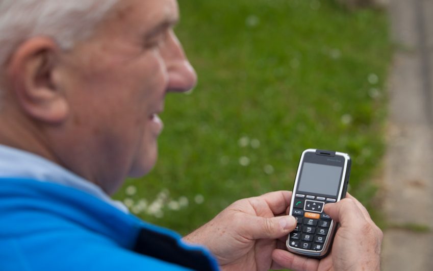 BaserInternational_GadgetsfürSenioren Gadgets wie das Helpphone Luna verbinden Familien über große Distanzen. | Bild: Baser International