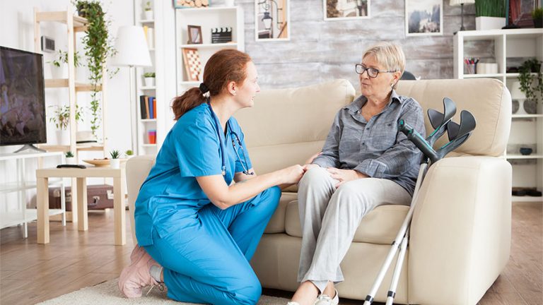 Von Pflegegeld bis zu Verbrauchsmittel, im kommenden Jahr gibt es mehr Geld für Pflegeleistungen. (Bild: AdobeStock)