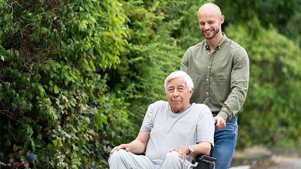 Ein Großteil der Pflegebedürftigen wird von Angehörigen gepflegt. (Bild: AdobeStock)