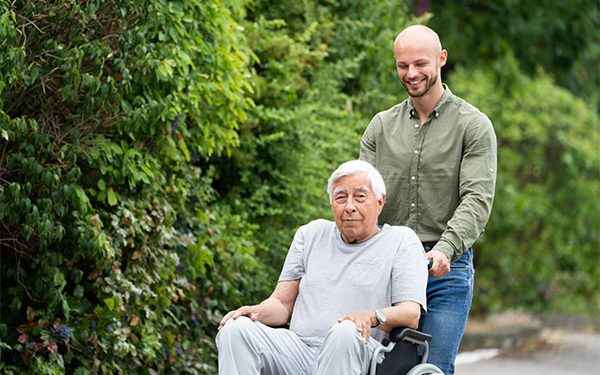 Ein Großteil der Pflegebedürftigen wird von Angehörigen gepflegt. (Bild: AdobeStock)