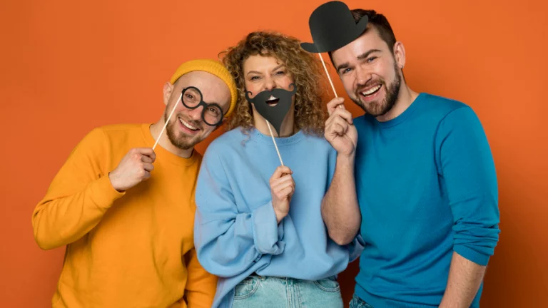 Eine Gruppe Freunde spielt mit Pappgegenständen.